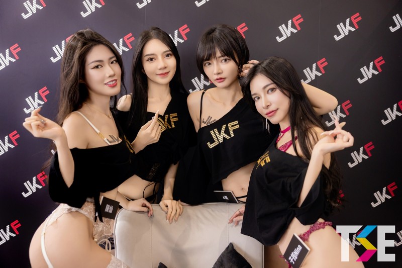 比齊人之福還爽！JKF VIP限定攝影會攝完還能被「美乳翹臀」包圍！